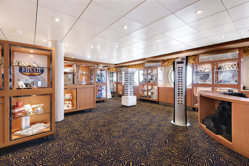 Bordshop mit Schmuck- und Accessoiresvitrinen sowie Sonnenbrillenständern auf einem Kreuzfahrtschiff