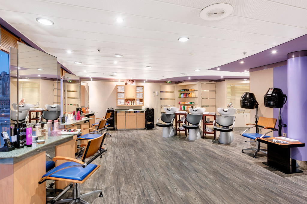 Friseursalon mit Frisierstühlen, Waschbecken und Haartrockenhauben auf einem Kreuzfahrtschiff