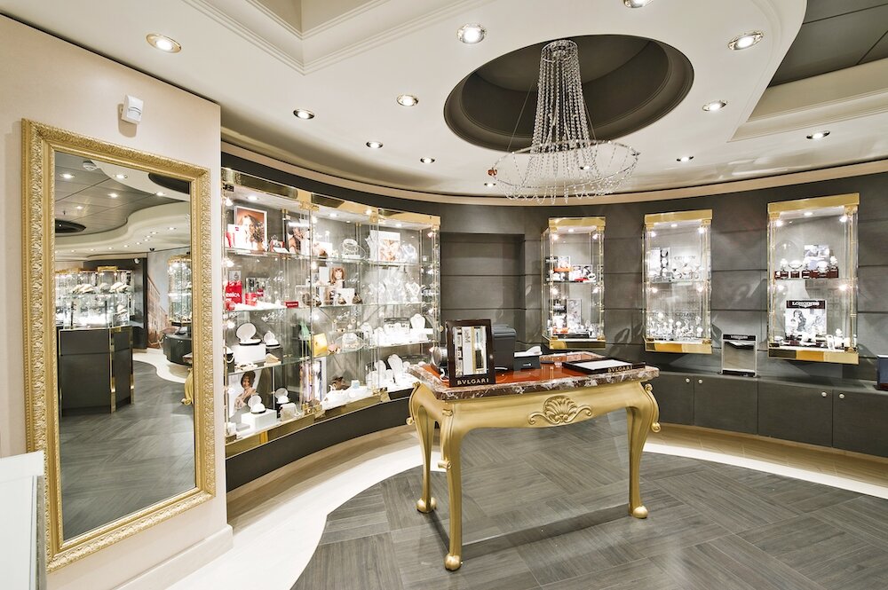 Luxuriöse Juwelenboutique auf einem Kreuzfahrtschiff mit Glasvitrinen für Schmuck und Uhren sowie Kristallkronleuchter
