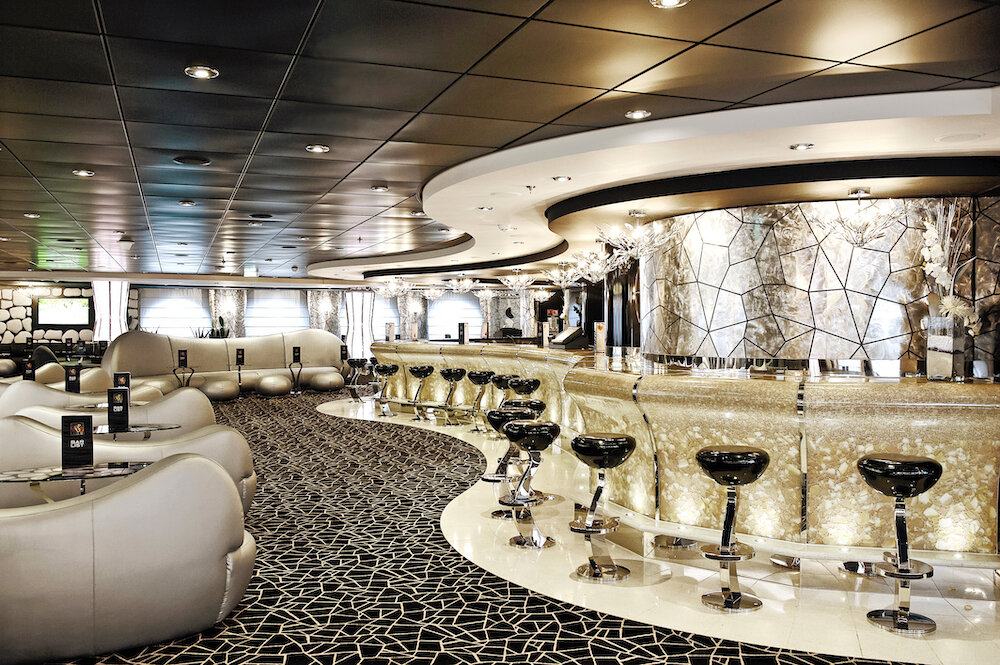 Black & White Lounge mit moderner Ausstattung und eleganten Sitzbereichen auf der MSC Divina.