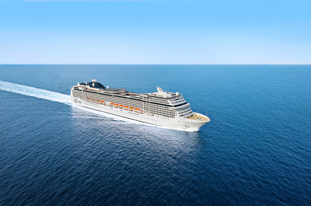 Kreuzfahrtschiff in der Vogelperspektive auf blauem Mittelmeer mit weißer Bugwelle und klarem Horizont