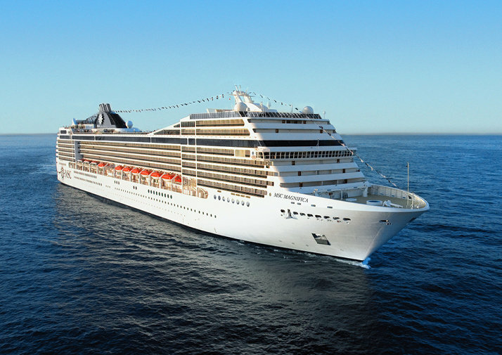Großes modernes Hochseekreuzfahrtschiff auf kristallblauem Mittelmeer unterwegs