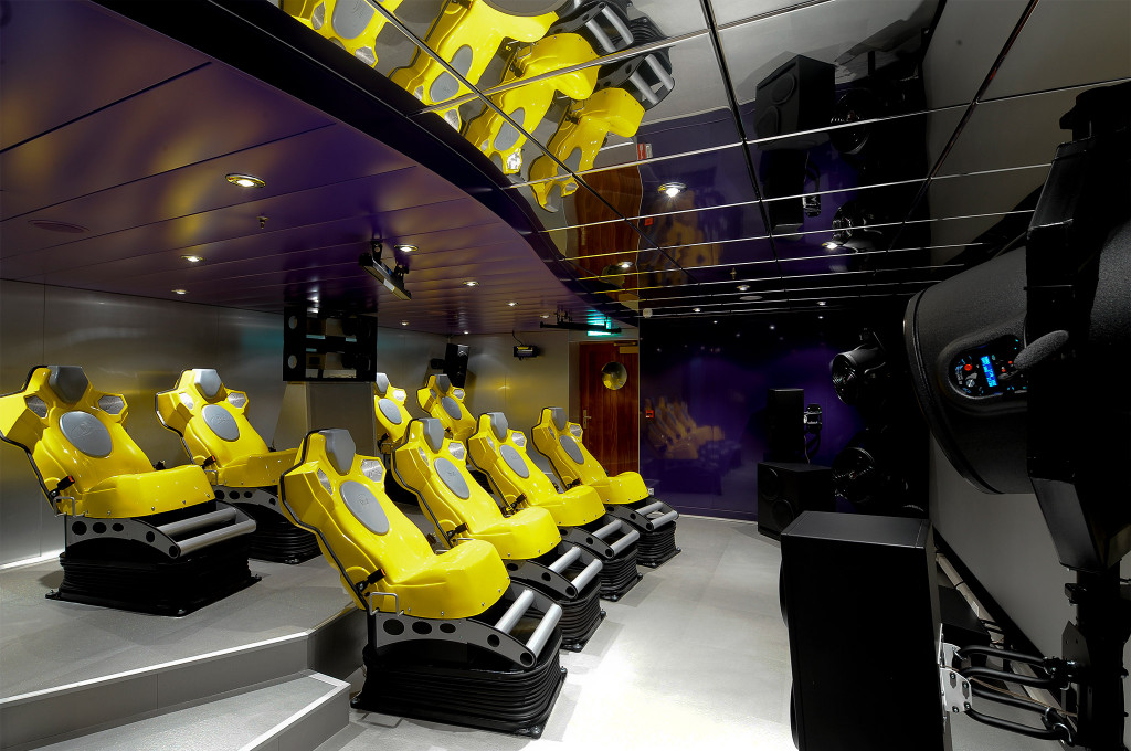 4D-Kino auf einem Kreuzfahrtschiff mit gelben Bewegungssitzen und verspiegelter Decke