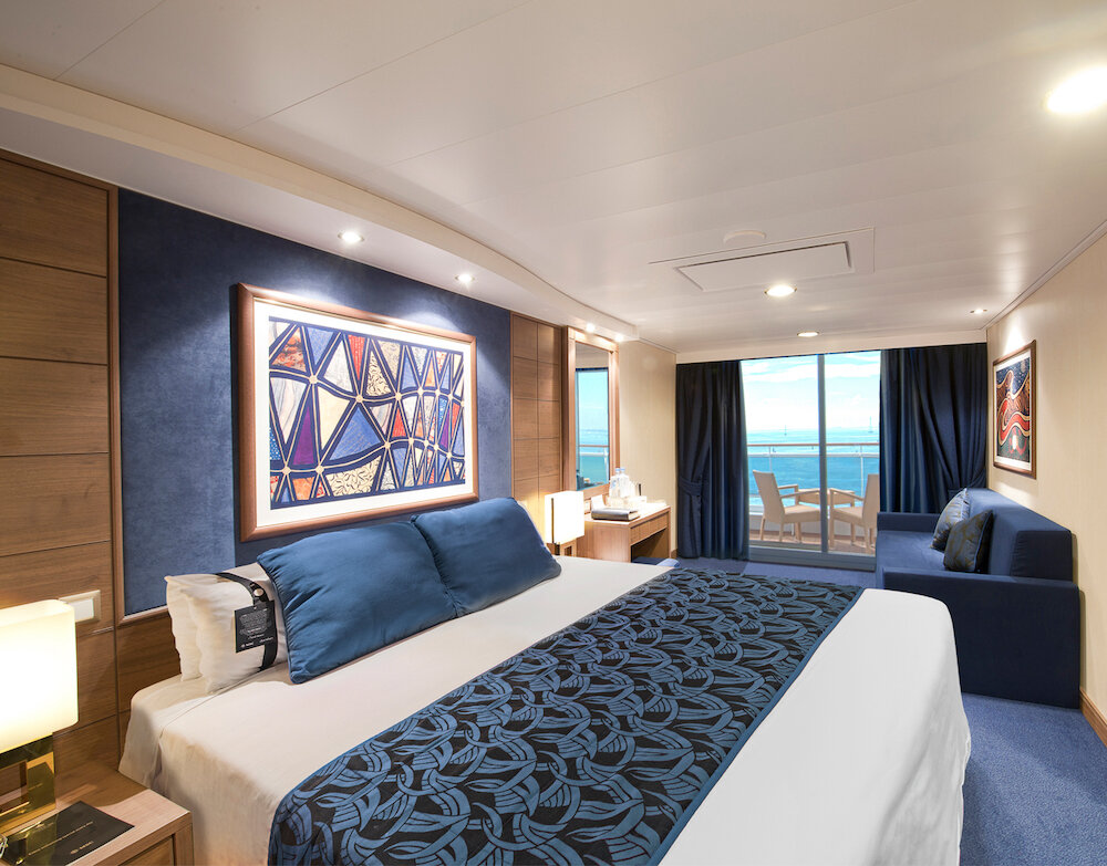 Deluxe-Balkonkabine mit Schlafbereich, eleganter Ausstattung und Meerblick.
