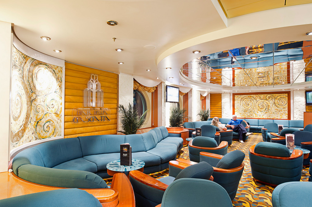 Elegante Bar-Lounge auf einem Kreuzfahrtschiff mit geschwungenen türkisfarbenen Sofas, Mosaikwand-Panels und verspiegelter Decke