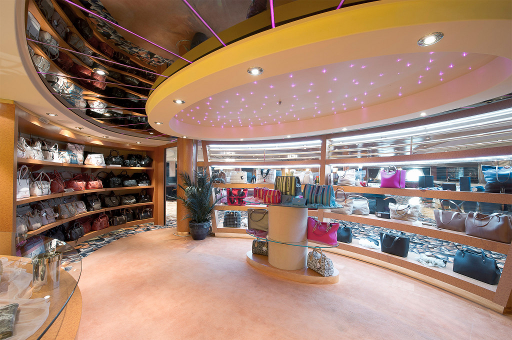 Boutique auf einem Kreuzfahrtschiff mit Handtaschen auf Regalen und verspiegelter Decke mit Lichtpunkten