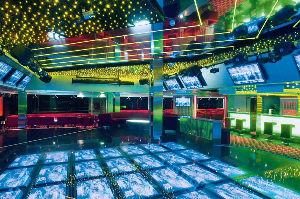 Diskothek auf einem Kreuzfahrtschiff mit beleuchtetem Tanzboden, bunter LED-Decke mit Sternenlicht und Neonröhren