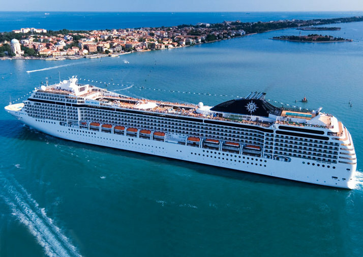 Hochseekreuzfahrtschiff vor malerischer Küstenlinie mit mediterraner Kulisse