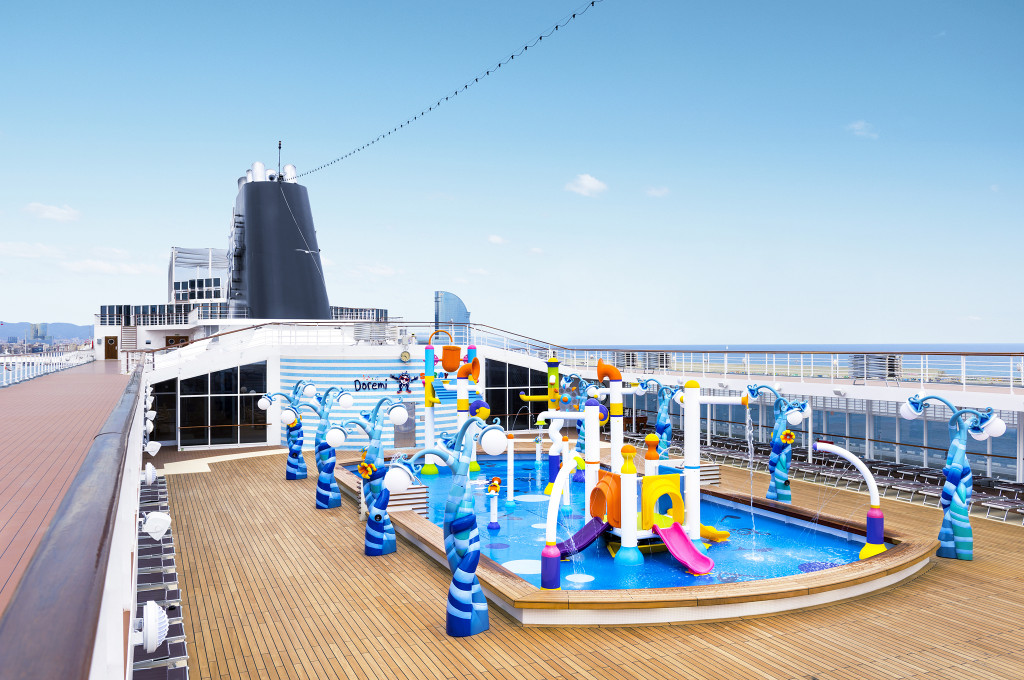 Doremi Wasserpark auf dem Sonnendeck der MSC Sinfonia mit Wasserrutsche, Sprühfontänen und bunten Figuren