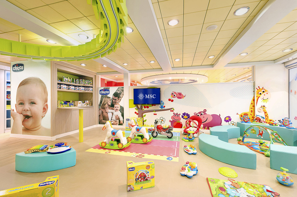 Bunter Babyclub auf der MSC Sinfonia mit Schaukelpferden, weichem Spielzeug und Schaumstoffmatten für Kleinkinder