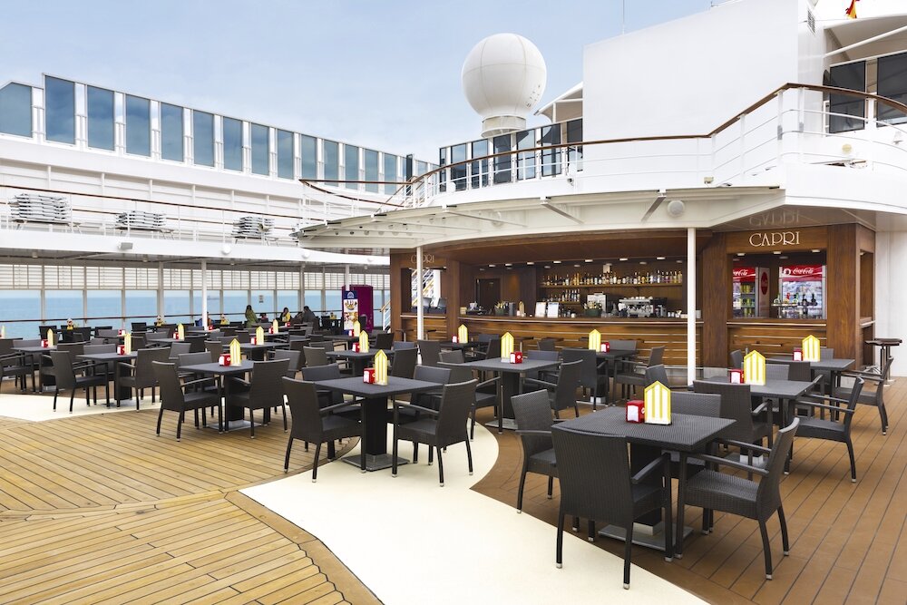 Capri Bar auf Außendeck mit Meerblick auf MSC Hochseekreuzfahrtschiff