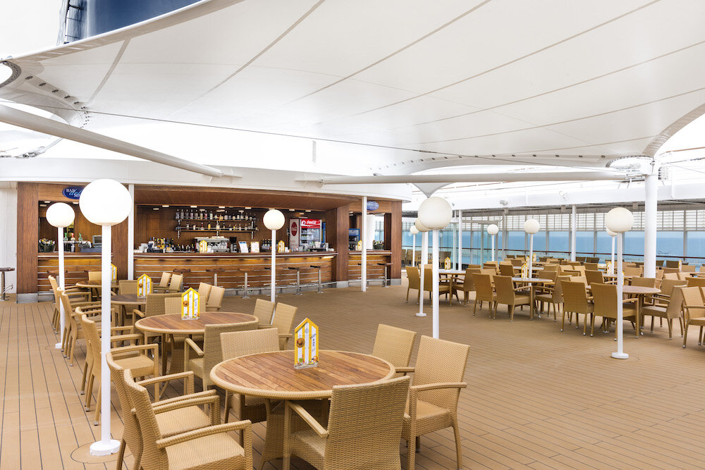 Caffé del Mare, eine Außencafeteria mit Bartresen auf dem Sonnendeck