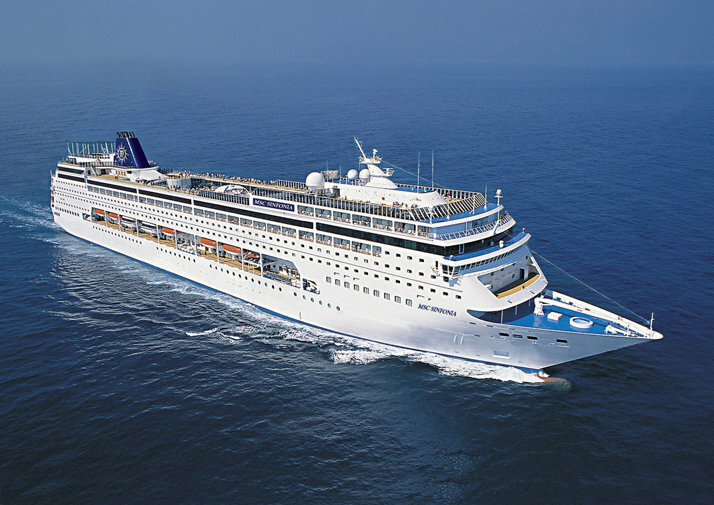 Modernes Hochseekreuzfahrtschiff auf ruhigem Meer mit eleganter Außengestaltung