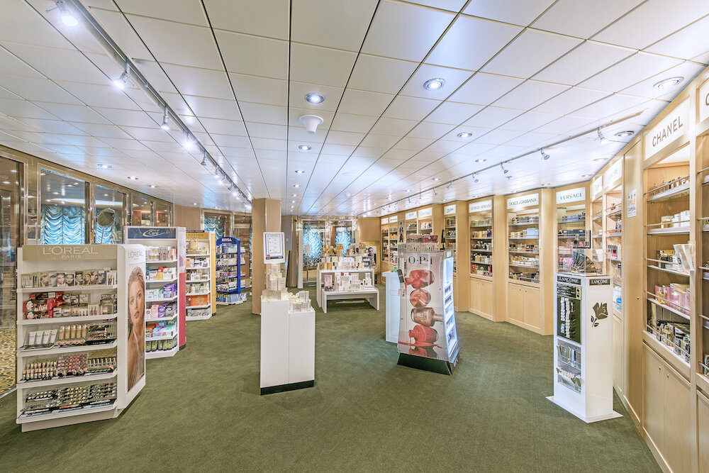 Duty-Free-Parfümerie mit Kosmetikprodukten von Luxusmarken auf einem Hochseekreuzfahrtschiff