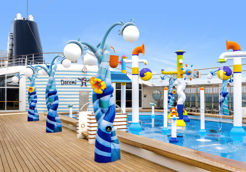 Doremi Spray Park auf der MSC Sinfonia mit bunten Wasserjets und thematisierten Spielstrukturen auf dem sonnigen Außendeck