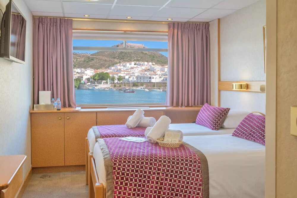 2-Bett Mitteldeck mit Panoramafenster und zu öffnendem Oberlicht Vollpension