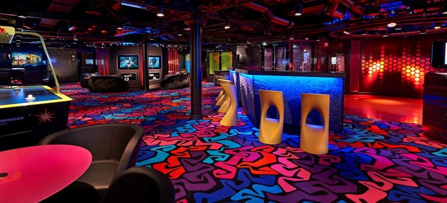 Jugendclub auf der Norwegian Getaway mit Airhockeytisch, Neonbeleuchtung und buntem Teppichboden