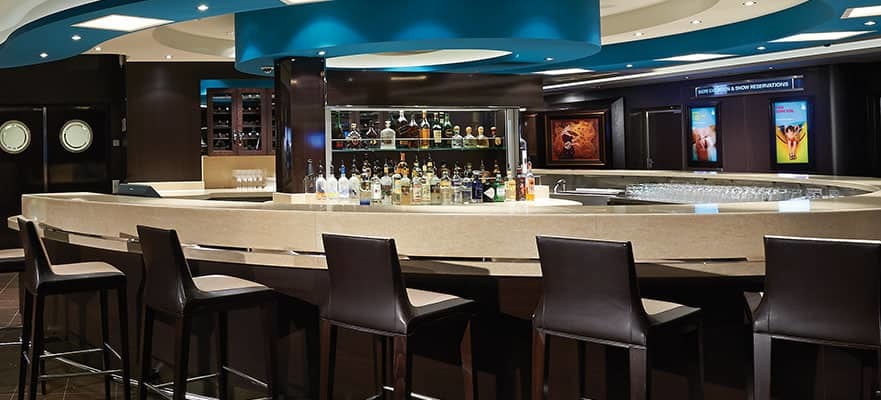 Atrium Bar auf der Norwegian Breakaway mit eleganter Bar und moderner Lounge-Atmosphäre.