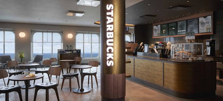 Starbucks Café an Bord mit moderner Theke und Fensterblick.
