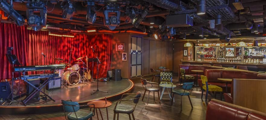 Syd Norman's Pour House Bar mit Bühne und musikalischer Unterhaltung.