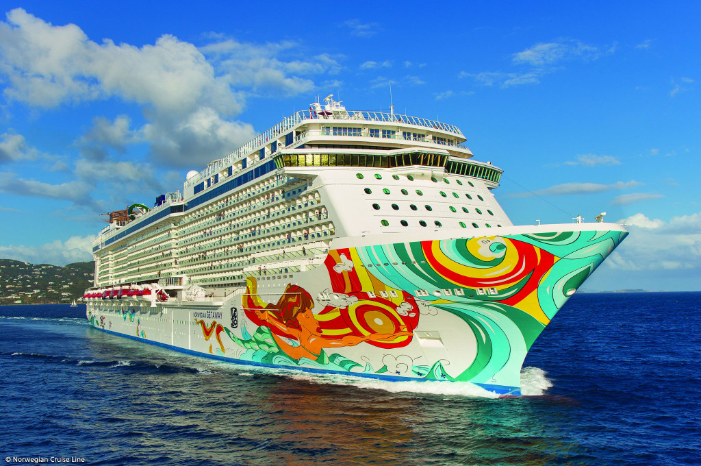 Kreuzfahrtschiff Norwegian Getaway mit kunstvoll bemaltem Rumpf auf offener See in der Karibik.