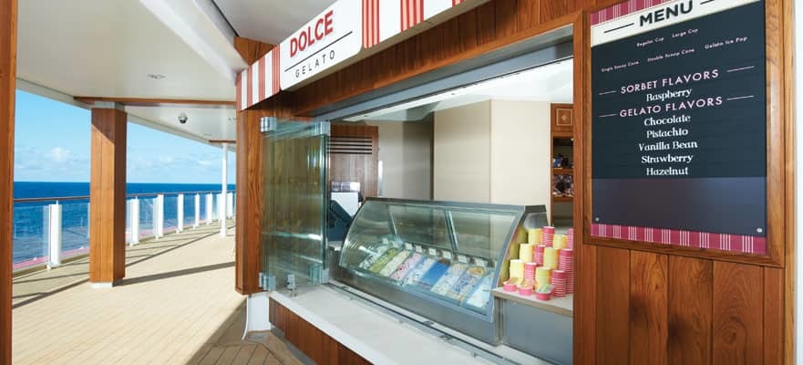 Gelato-Stand auf dem Außendeck mit Eiscreme-Vitrine und Meerblick auf einem Kreuzfahrtschiff