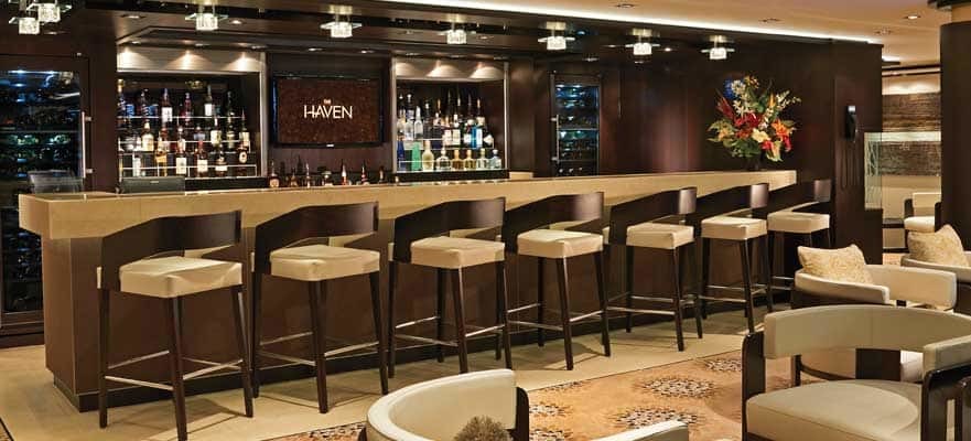 The Haven Lounge mit Bar und eleganten Sitzbereichen im modernen Design.