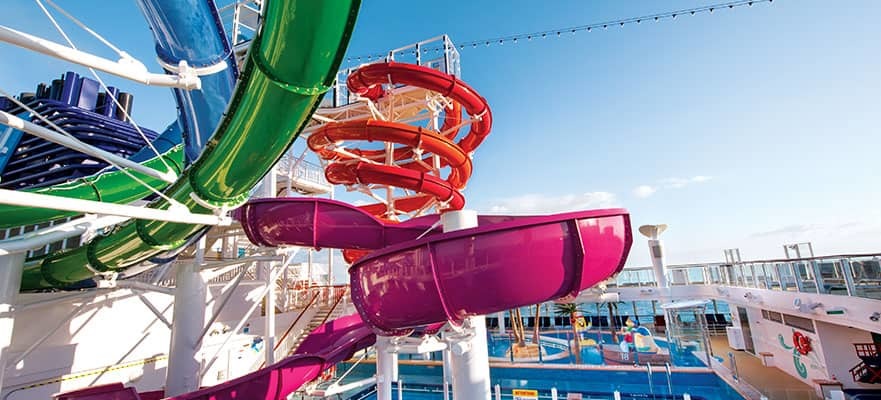 Aqua Park mit farbigen Wasserrutschen auf dem Sonnendeck.