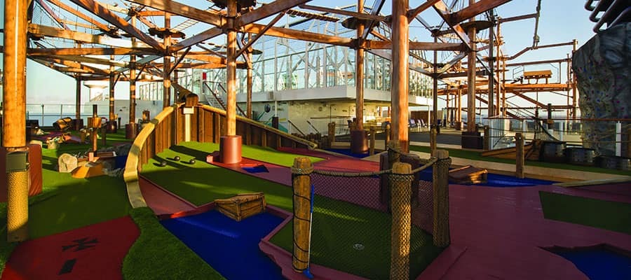 Minigolfplatz mit bunter Rasenanlage und Strukturen in verschiedenen Farben auf dem Deck.