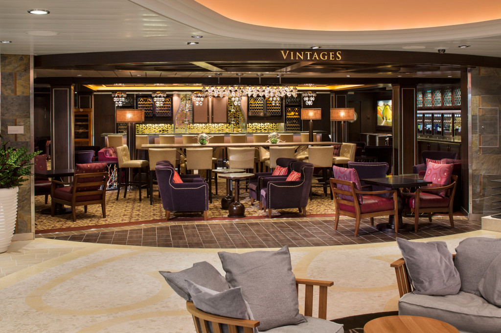 Elegante Vintages Bar mit Lederesseln und Kronleuchtern auf Hochseeschiff