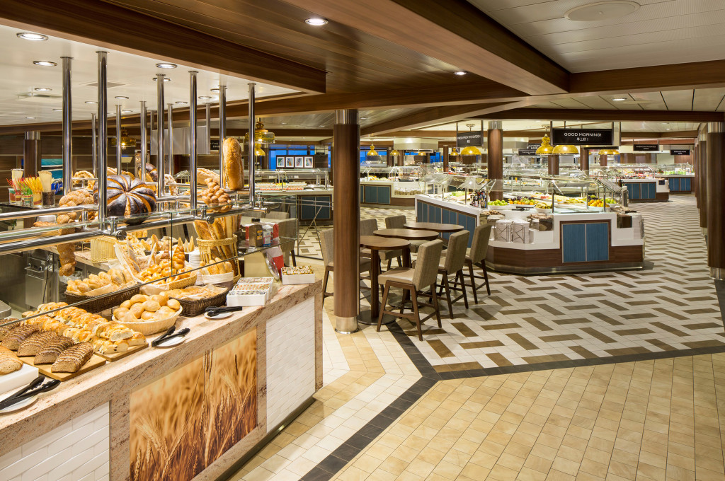 Modernes Buffetrestaurant mit offenem Konzept und Meeresblick an Bord