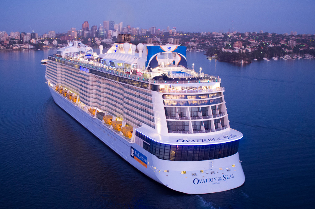 Kreuzfahrtschiff Ovation of the Seas in der Abenddämmerung vor der Skyline von Sydney.