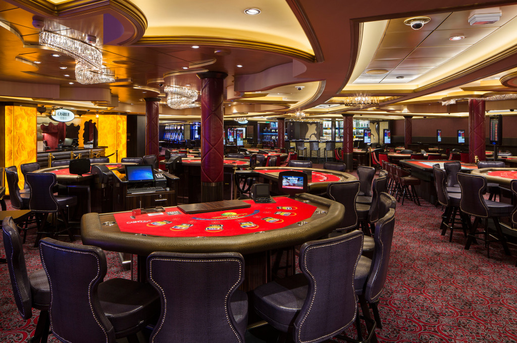 Casino mit Spieltischen und Kronleuchtern auf einem Royal Caribbean Kreuzfahrtschiff