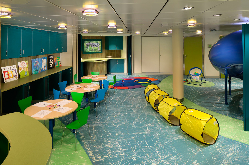 Kinderspielbereich Aquanauts Playroom mit Mal- und Basteltischen, Krabbeltunnel und Rutsche an Bord der Quantum of the Seas.