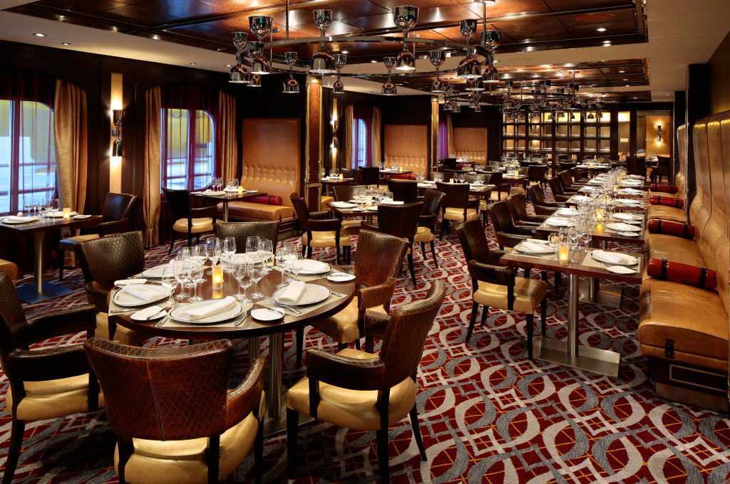 Spezialitätenrestaurant mit Ledersesseln, eingedeckten Tischen und Glas-Deckenleuchter an Bord eines Kreuzfahrtschiffs.