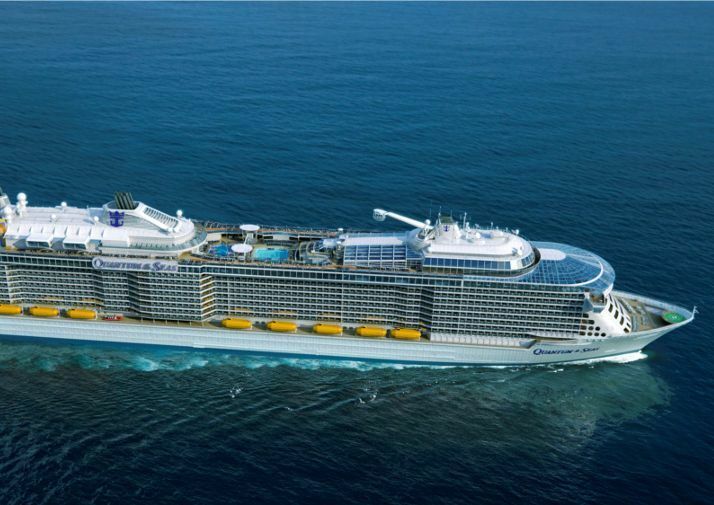 Modernes Kreuzfahrtschiff mit Balkonkabinen und NordStar-Kapsel aus der Vogelperspektive auf dem Meer