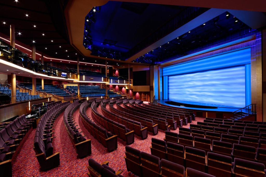 Zweistöckiges Bordtheater mit geschwungenen Sitzreihen und beleuchteter Bühne an Bord der Quantum of the Seas.