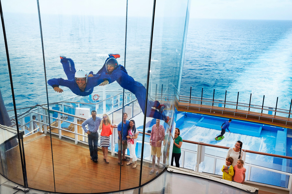 Skydiving-Simulator iFly und Surfsimulator Flowrider auf dem Sportdeck der Quantum of the Seas mit Meerblick.