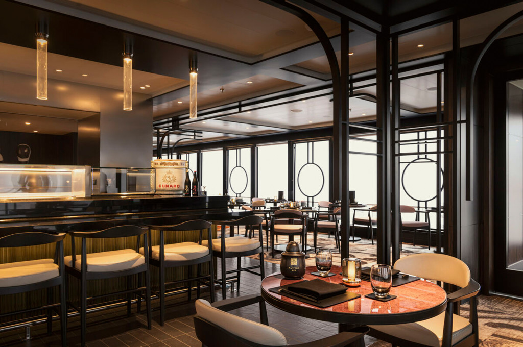 Asiatisches Spezialitätenrestaurant mit dunklem Holzgitter, Sushitresen und goldenen Pendelleuchten auf einem Kreuzfahrtschiff