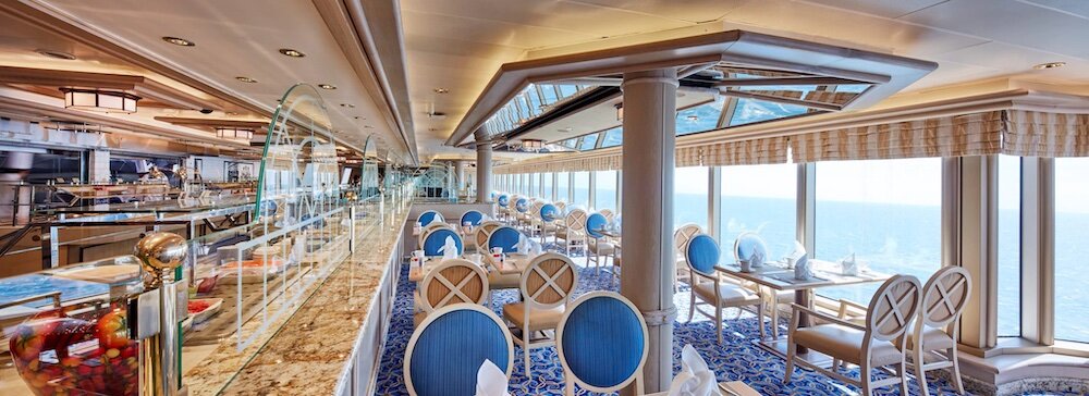 Buffet-Restaurant mit Meeresblick und modernem Design für Mahlzeiten auf einer Hochseekreuzfahrt.