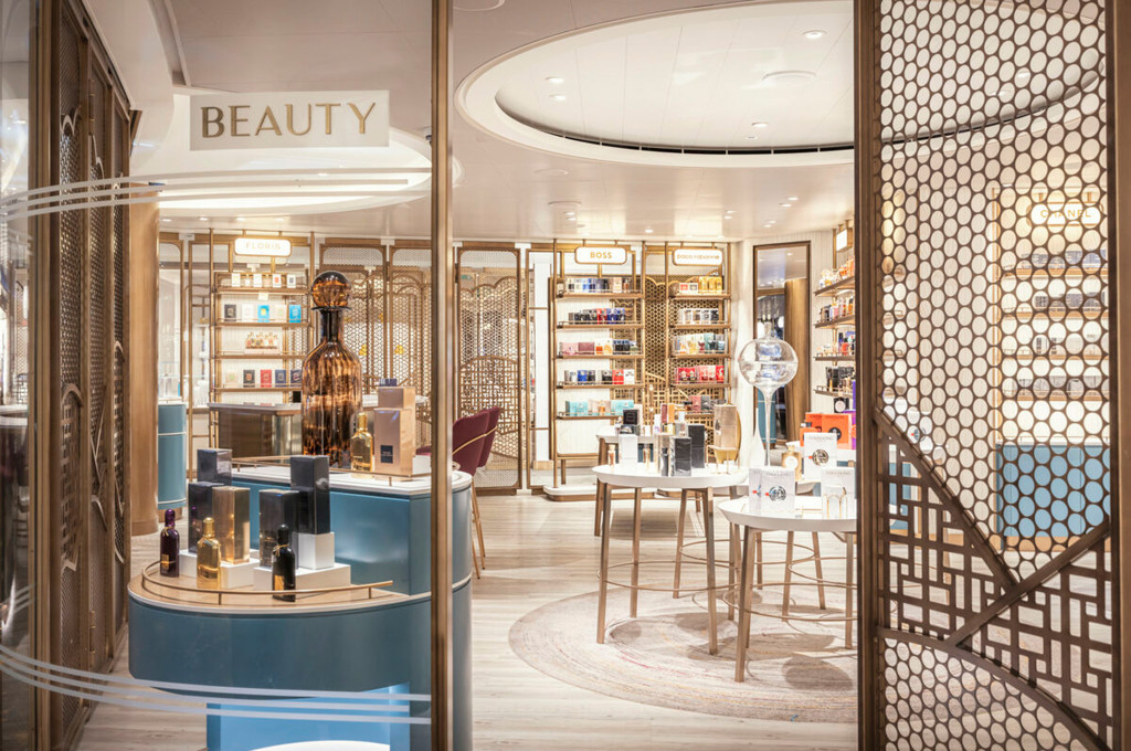 Beauty-Shop auf der Queen Anne mit eleganten Regalen voller Parfüms und Kosmetikprodukte.