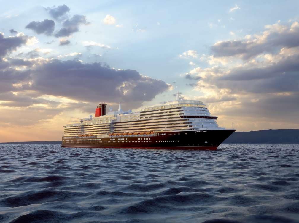 Die Queen Anne von Cunard in der Seitenansicht auf dem Meer vor dramatischem Abendhimmel.