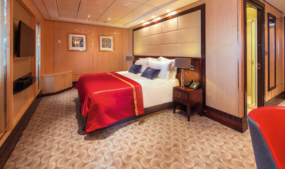 Klassisch eingerichtete Royal Suite mit großem Doppelbett und Holzvertäfelung