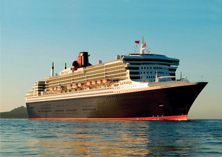 Imposantes Kreuzfahrtschiff im klassischen Ozeanliner-Stil bei Abendlicht auf See