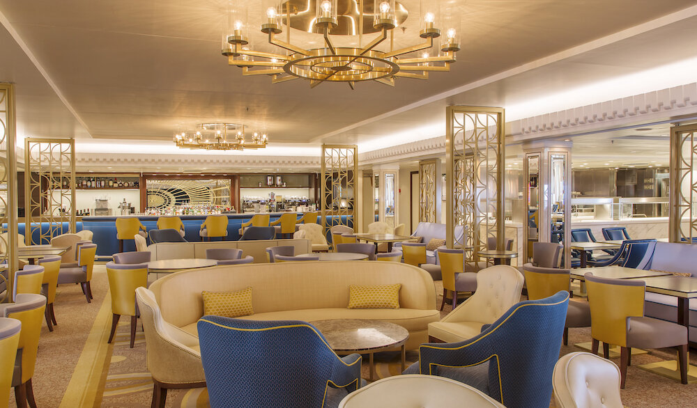 Carinthia Lounge mit modernem Design und eleganten Leuchtern auf Cunard Hochseekreuzfahrtschiff