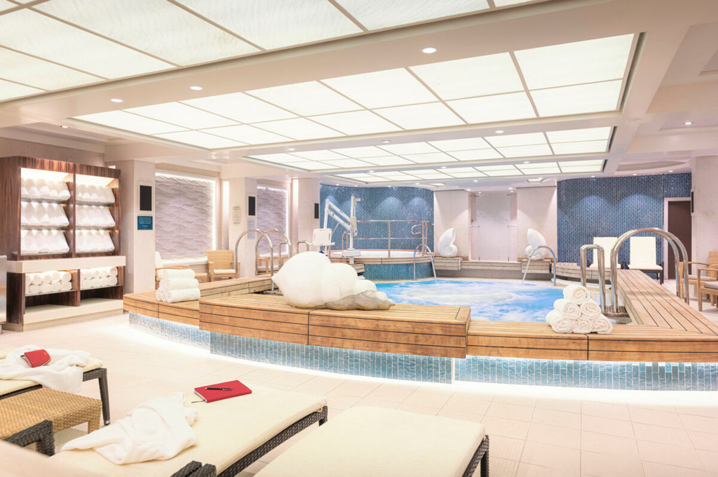 Spa-Bereich der Queen Mary 2 mit großem Whirlpool, blauem Mosaikfliesenmuster und Teakholzumrahmung