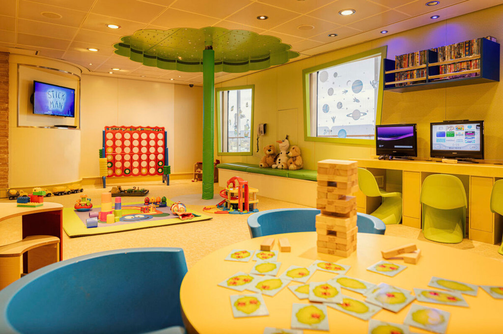Bunter Kinderclub der Queen Victoria mit Spielzeug, Connect-Four-Spiel, Computerarbeitsplätzen und grünem Baumsäulen-Centerpiece
