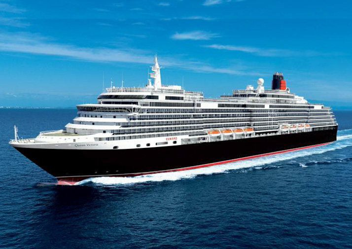 Queen Victoria Kreuzfahrtschiff mit charakteristischem schwarzem Rumpf auf dem Meer.