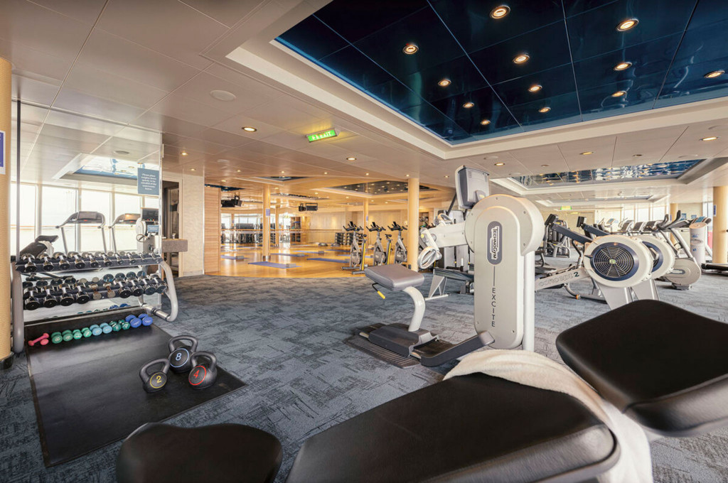Fitnessraum der Queen Victoria mit Kettlebells, Hantelregal und verschiedenen Cardiogeräten