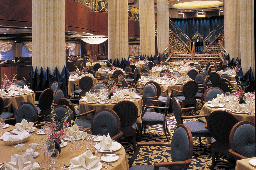 Elegantes Hauptrestaurant mit Kronleuchtern und mehreren Dinertischen auf Schiff